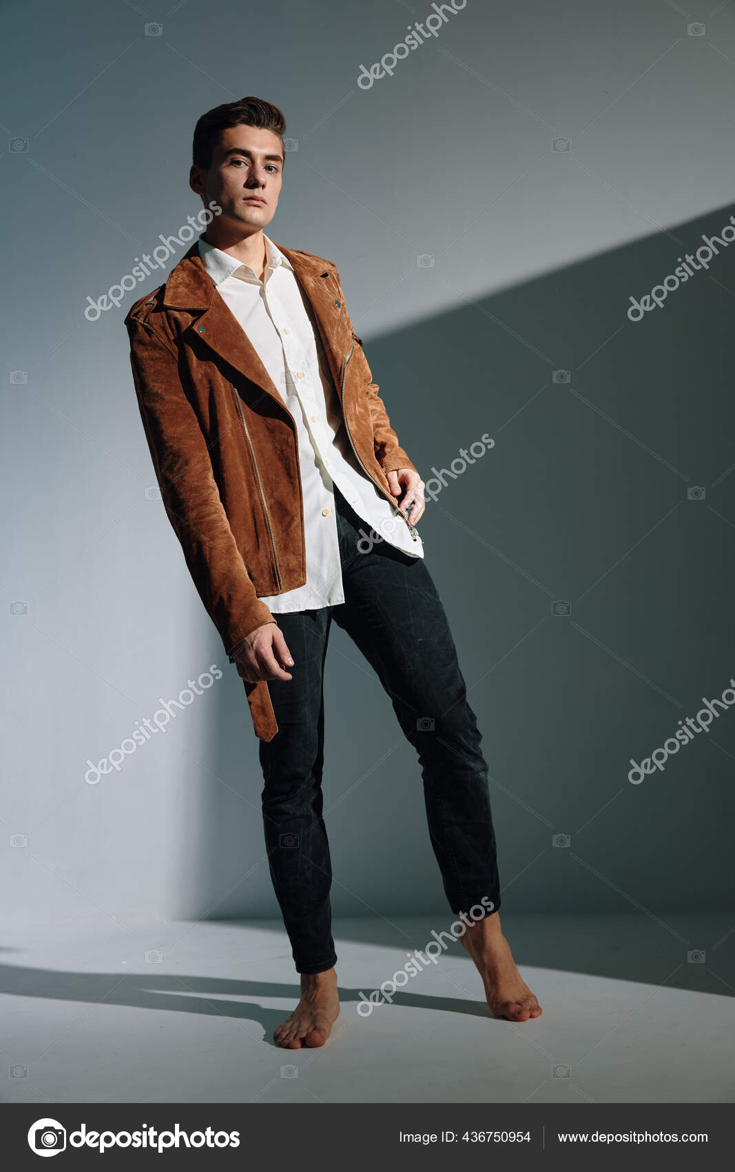 一个男人穿着牛仔裤 