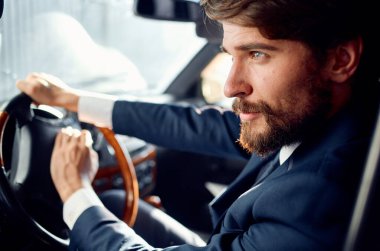 Adam araba kullanıyor. Resmi zenginlik.