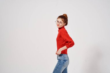 Kotlu bir kadın ve açık arkaplan modelinde bir süveter.