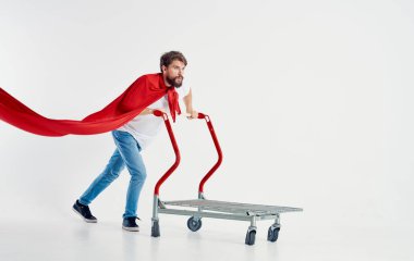 Kırmızı yağmurluklu bir adam t-shirt 'lü kargo vagonu ışıklı arka plan