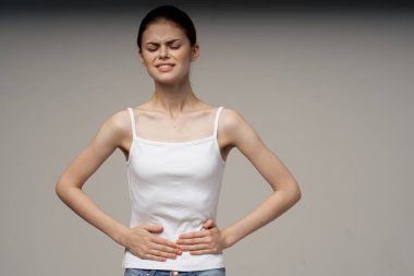 Karın sağlığıyla ilgili sorunları olan kadın jinekoloji regl ilacı.