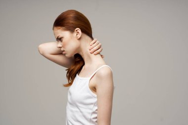 Gri arka plandaki kadın elleriyle kendine dokunuyor Uzay Modeli beyaz tişörtünü kopyala