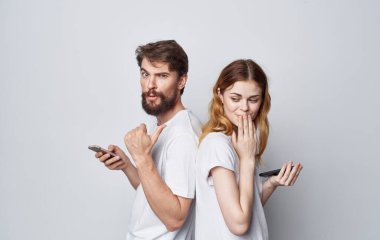 Ellerinde telefon olan genç çift iletişim teknolojisi yaşam tarzı duygular arkadaşlık