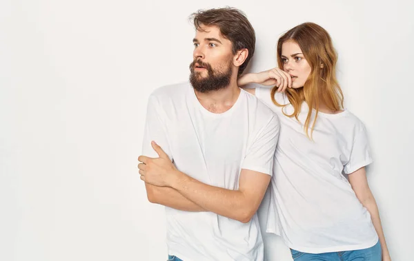 Una giovane coppia è in piedi accanto a una maglietta bianca primo piano — Foto Stock