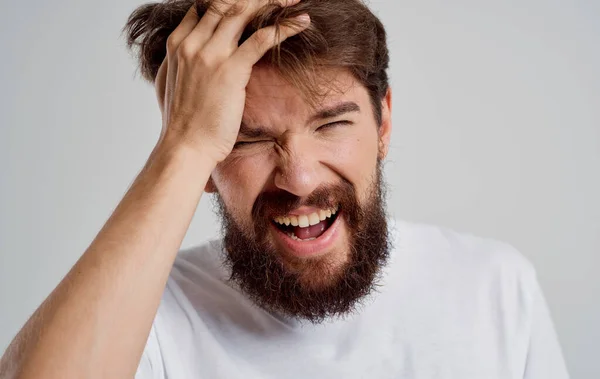 Man met hoofdpijn ontevredenheid migraine gezondheidsproblemen depressie — Stockfoto