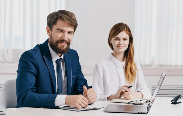 Geschäftsmann und sein Mitarbeiter im Büro mit Laptop-Arbeitspapieren — Stockfoto