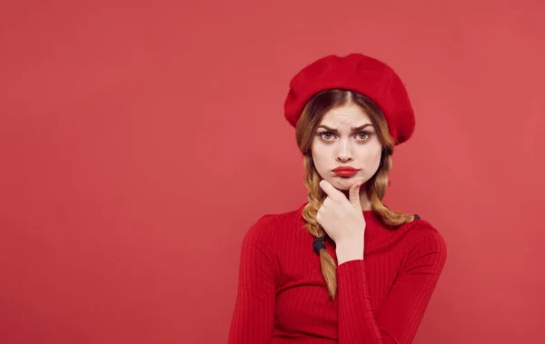 Schöne Frau rote Lippen Zöpfe Charme Kosmetik rot isoliert Hintergrund — Stockfoto