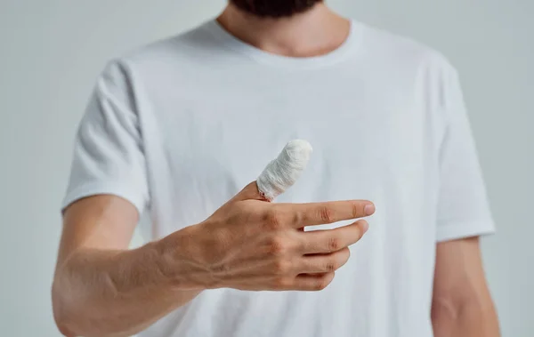 Hombre con el pulgar recortado problemas de salud lesión paciente —  Fotos de Stock