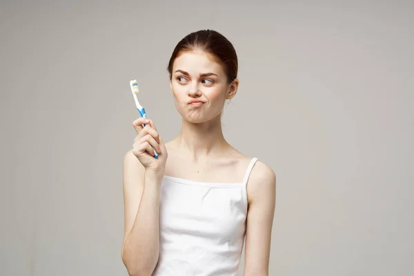 Escova de dentes mulher cuidados dentários tratamento de higiene problemas de saúde — Fotografia de Stock