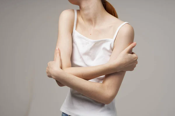 Mujer camiseta mueve su mano al lado del codo emoción dolor —  Fotos de Stock