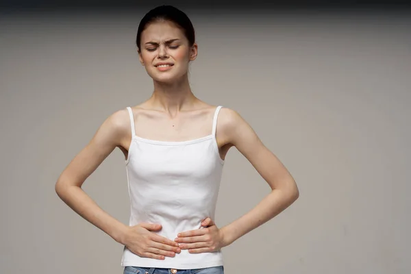 Kvinna som håller sin mage hälsoproblem gynekologi menstruation medicin hälsa — Stockfoto