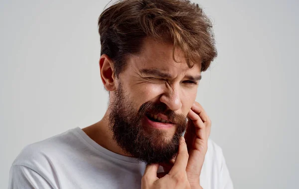 Homme barbu problèmes de santé douleur dentaire blessure — Photo