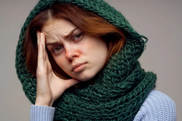 Frau mit grünem Schal auf dem Kopf gestikuliert mit Händen vor grauem Hintergrund Gesundheitsprobleme — Stockfoto