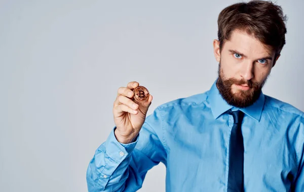 Погані чоловіки в робочому одязі з монетою в ручній криптовалюті Біткоїн обмінний курс — стокове фото