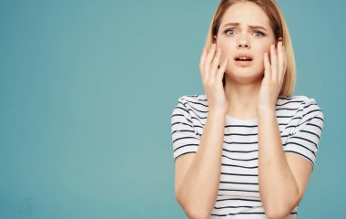 Çizgili tişörtlü kadın kırpılmış mavi arka plan