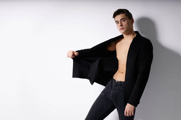 Hombre en negro desabotonado blazers moda posando estudio estilo moderno — Foto de Stock