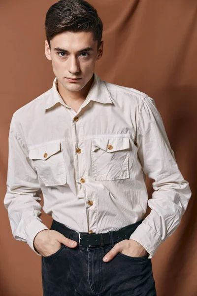 Lindo chico blanco camisa casual desgaste estilo de vida estudio — Foto de Stock