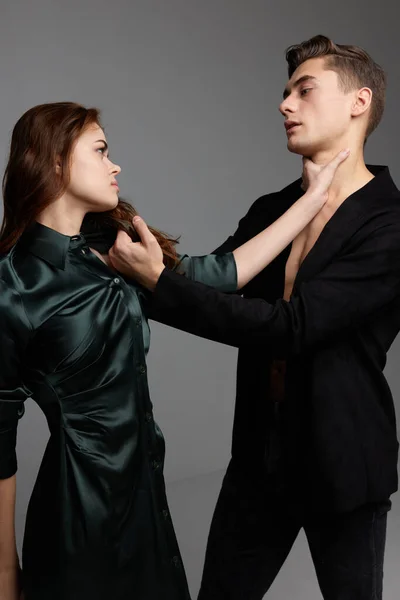 Μια γυναίκα κρατάει έναν άντρα με κοστούμι από το λαιμό και τα προβλήματα στην οικογένεια είναι σύγκρουση δυσπιστίας. — Φωτογραφία Αρχείου