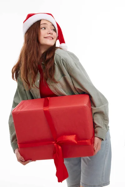 Мила дівчина подарунок червона коробка новорічний веселий світлий фон — стокове фото