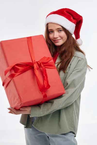 Niña sonriente caja roja regalo año nuevo Navidad diversión — Foto de Stock