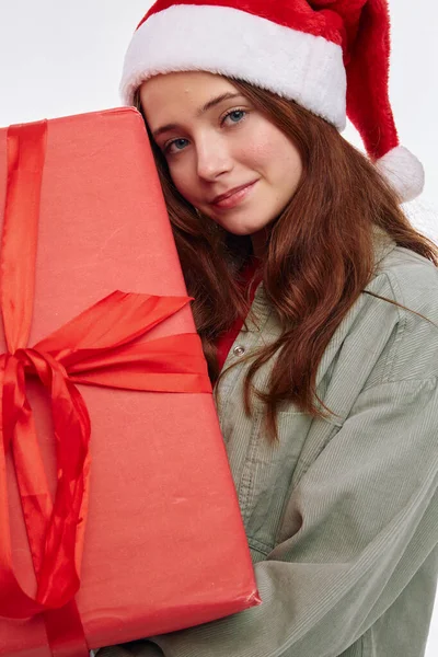 Uśmiechnięte kobiety noszenie Santa kapelusz prezent pudełko zbliżenie — Zdjęcie stockowe