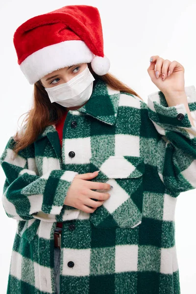 Милий маленька дівчинка в капелюсі Санта медична маска плетене пальто крупним планом — стокове фото