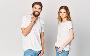 Kot pantolon ve tişört giyen bir erkek ve bir kadın elleriyle jest yapıyor. Eğlenceli duyguları kopyala uzay.