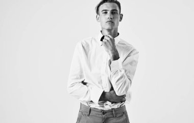 Gömlekli ve papyonlu yakışıklı beyefendinin portresi.