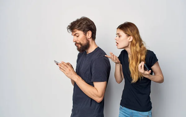 携帯電話を手にした若い夫婦感情家族のコミュニケーションの不満 — ストック写真