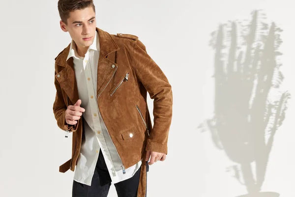 Een heer in een hemd en een jasje op een lichte achtergrond gebaren met zijn handen — Stockfoto