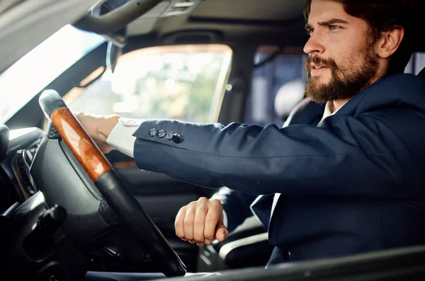 Barbudo homem sentado no carro salão no terno sucesso viagem estilo de vida — Fotografia de Stock