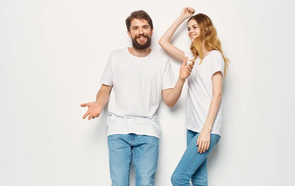 Famiglia coppia in bianco t-shirt divertimento emozioni abbraccio studio ritagliato vista — Foto Stock