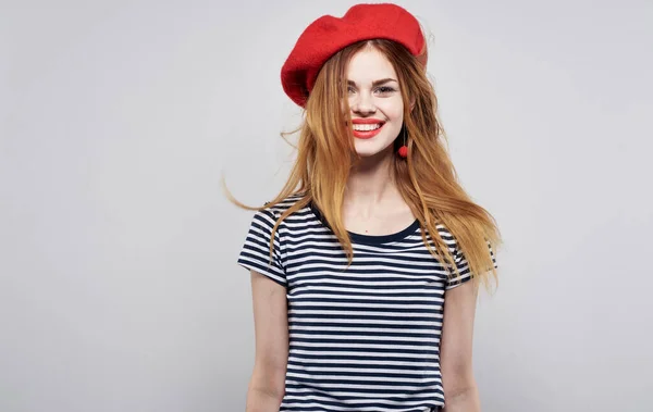 Χαρούμενη γυναίκα σε κόκκινο καπέλο tousled μαλλιά μοντέλο συναισθήματα — Φωτογραφία Αρχείου
