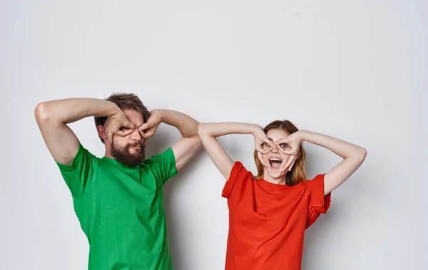 Emocional hombre y mujer en coloridas camisetas familia estilo de vida estudio — Foto de Stock