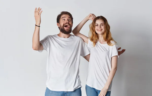 Erkek ve kadın aynı tişörtleri giyip el işaretli manzaralı hareket ediyorlar. Boşluğu kopyala — Stok fotoğraf