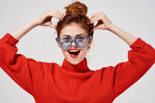Ελκυστική γυναίκα μοντέλο αξεσουάρ κόκκινο πουλόβερ μακιγιάζ — Φωτογραφία Αρχείου