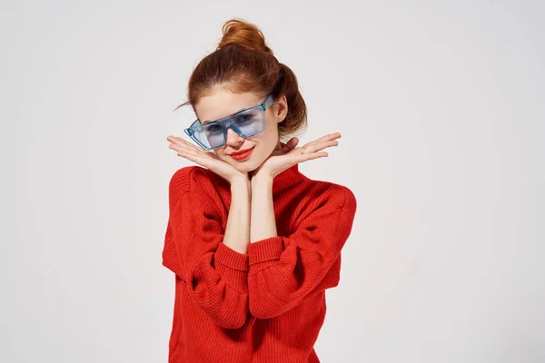 Emotionell kvinna med blå glasögon i ansiktet ljus makeup röd tröja — Stockfoto