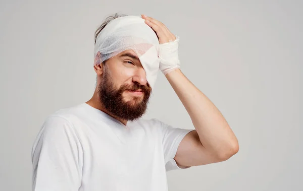 머리에 붕대를 감고 있는 남자 환자의 건강 문제 입원 — 스톡 사진