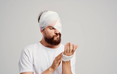 Kafası bandajlı adam sağlık sorunları acil serviste.