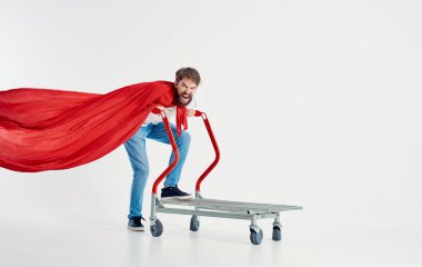 Kırmızı yağmurluklu bir adam t-shirt 'lü kargo vagonu ışıklı arka plan