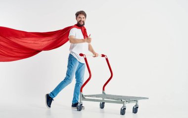 Kırmızı pelerinli kurye süper kahraman kargo kamyonu ışık arka planı