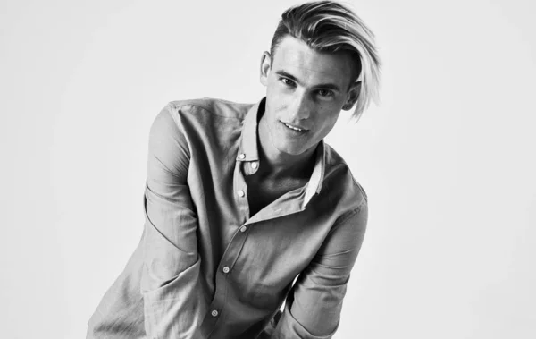 Vacker gentleman i en skjorta på en ljus bakgrund grå fotografi modell — Stockfoto