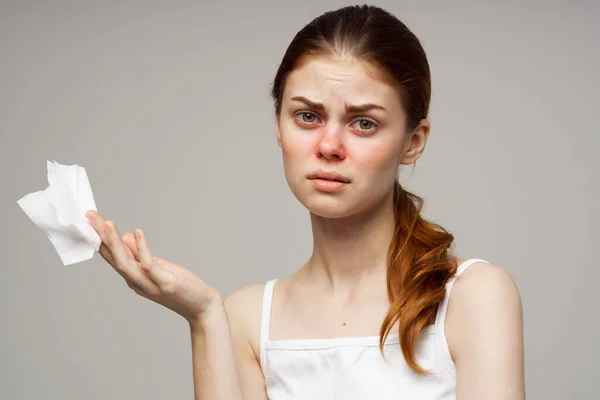 Wanita dengan ekspresi wajah tidak senang flu berair masalah kesehatan hidung flu — Stok Foto