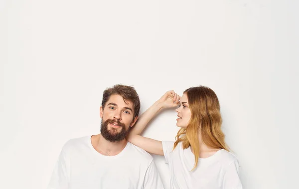 Família casal em t-shirts brancas emoções divertidas abraço estúdio corte vista — Fotografia de Stock