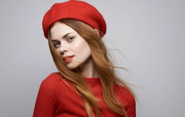 Attrayant attrayant femme en robe rouge et dans un chapeau luxe glamour cosmétiques — Photo