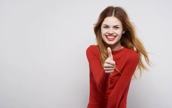 Vidám szép nő gesztikulál kezével öröm piros ruha — Stock Fotó