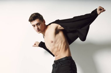 Erkek çıplak siyah ceket model yaşam tarzı pozu