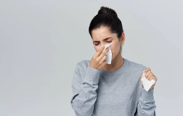 Vrouw in trui houden servet in de buurt van gezicht met loopneus gezondheidsproblemen bijgesneden zicht — Stockfoto