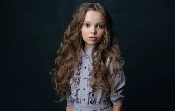 Piękna dziewczynka w luksusowej sukience fryzura Studio — Zdjęcie stockowe