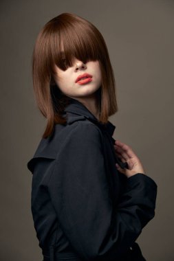 Bej arka plan çekici esmer Avrupalı siyah